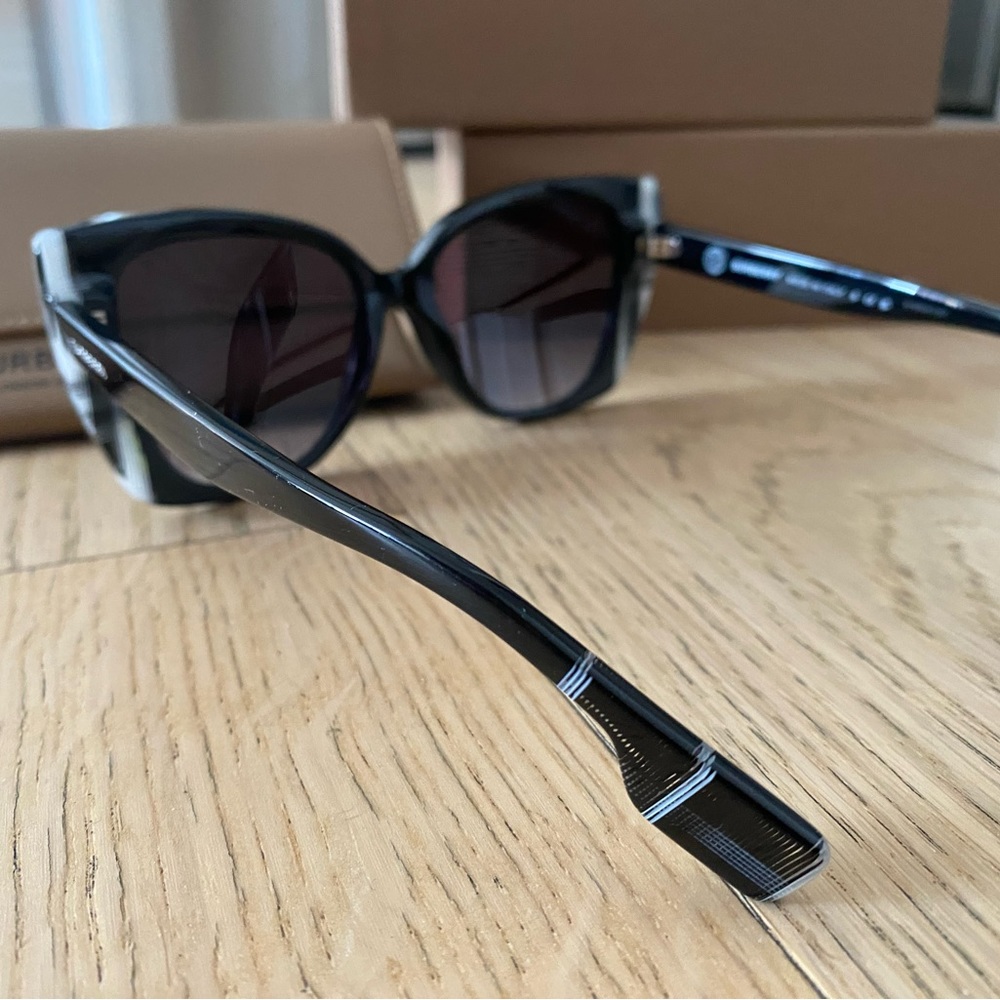 Burberry Ladies Sunglasses. Authentic & brand new. - Picture 3 of 6